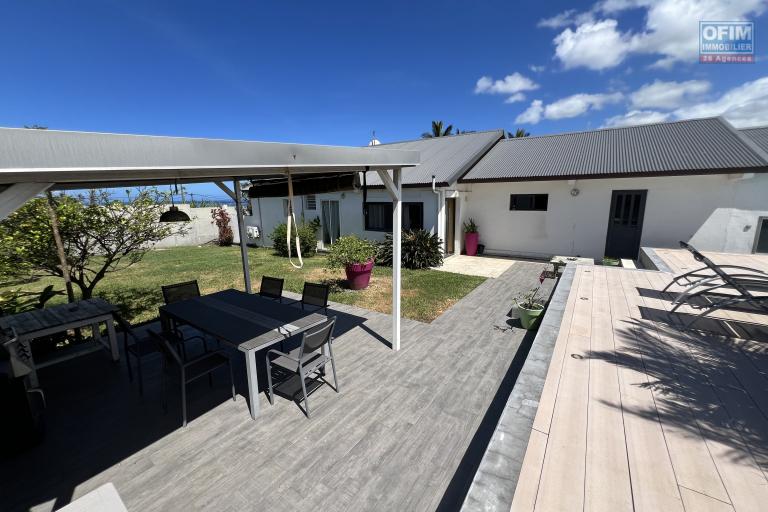 Belle propriété à Pierrefonds avec maison F7 + F2 + 2 garages, grande piscine au sel avec vue mer et montagne implantée sur 1321 m2 de terrain sans vis à vis.