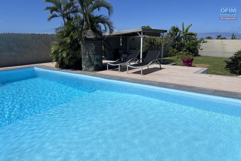 Belle propriété à Pierrefonds avec maison F7 + F2 + 2 garages, grande piscine au sel avec vue mer et montagne implantée sur 1321 m2 de terrain sans vis à vis.