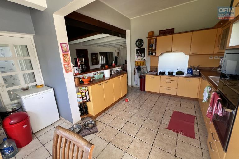 Belle propriété à Pierrefonds avec maison F7 + F2 + 2 garages, grande piscine au sel avec vue mer et montagne implantée sur 1321 m2 de terrain sans vis à vis.