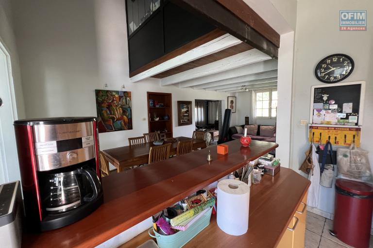 Belle propriété à Pierrefonds avec maison F7 + F2 + 2 garages, grande piscine au sel avec vue mer et montagne implantée sur 1321 m2 de terrain sans vis à vis.