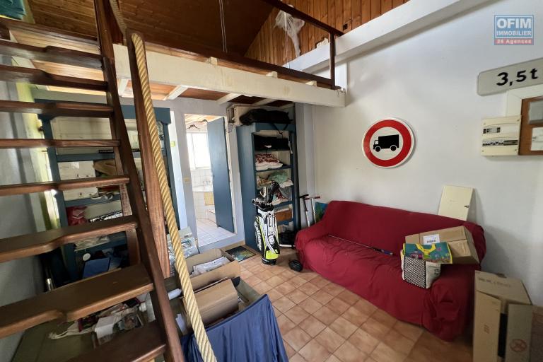 Belle propriété à Pierrefonds avec maison F7 + F2 + 2 garages, grande piscine au sel avec vue mer et montagne implantée sur 1321 m2 de terrain sans vis à vis.
