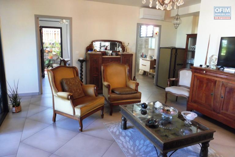 Rare à la vente villa 4 pièces, 4minutes à pied du lagon, d'une surface habitable de 84 m² à St Leu.
