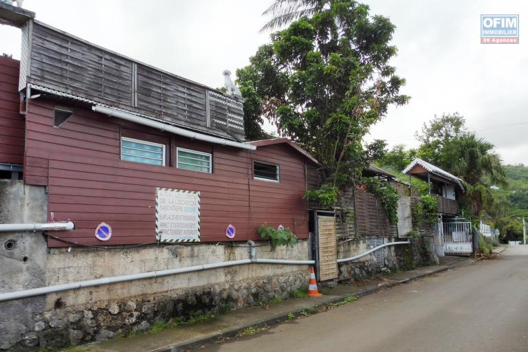 Fonds de commerce et murs (320 m² sur 2 niveaux), gite, meublés de tourisme, salle de réception aux Colimaçons.