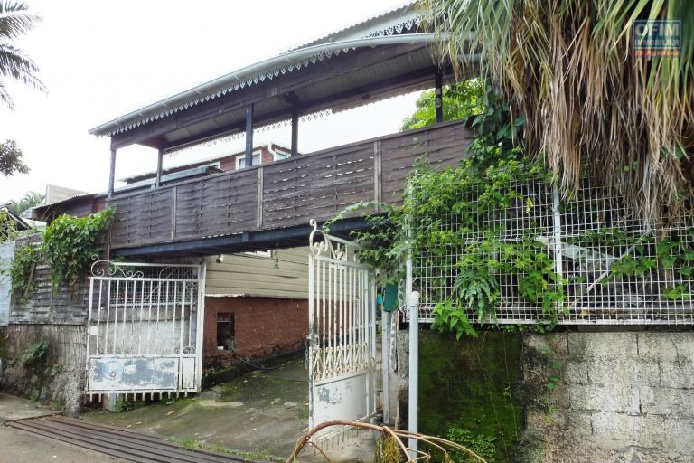 Fonds de commerce et murs (320 m² sur 2 niveaux), gite, meublés de tourisme, salle de réception aux Colimaçons.