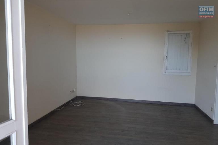 A vendre bel appartement de type F3 d'environ 61 m² proche centre ville au Tampon