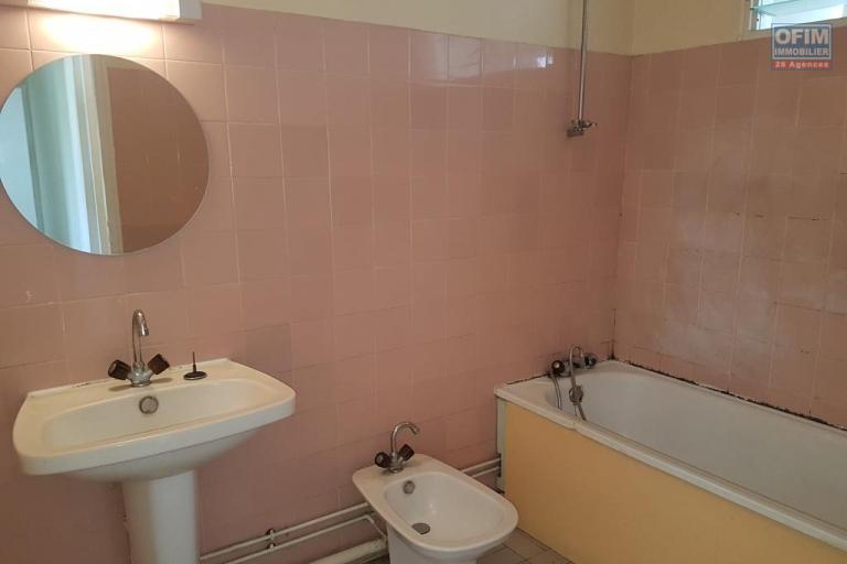 A vendre bel appartement de type F3 d'environ 61 m² proche centre ville au Tampon