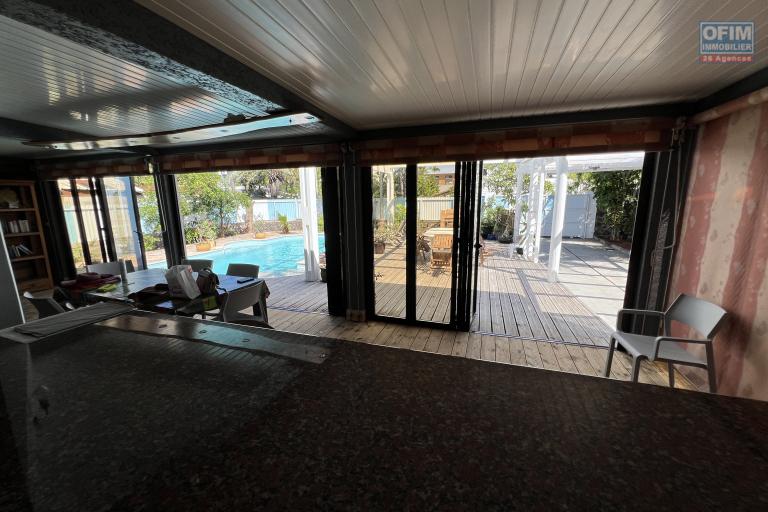 Etang Salé Les Bains, à 200 m de la plage, maison F6 meublée, 510 m2 de terrain, piscine au sel, garage, sauna et le tout en parfait état.