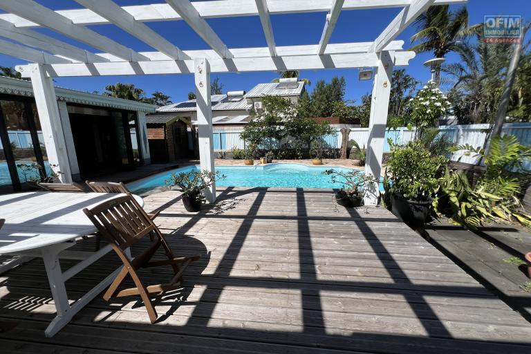 Etang Salé Les Bains, à 200 m de la plage, maison F6 meublée, 510 m2 de terrain, piscine au sel, garage, sauna et le tout en parfait état.