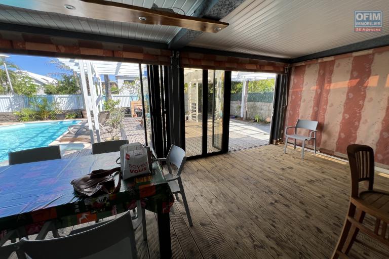 Etang Salé Les Bains, à 200 m de la plage, maison F6 meublée, 510 m2 de terrain, piscine au sel, garage, sauna et le tout en parfait état.