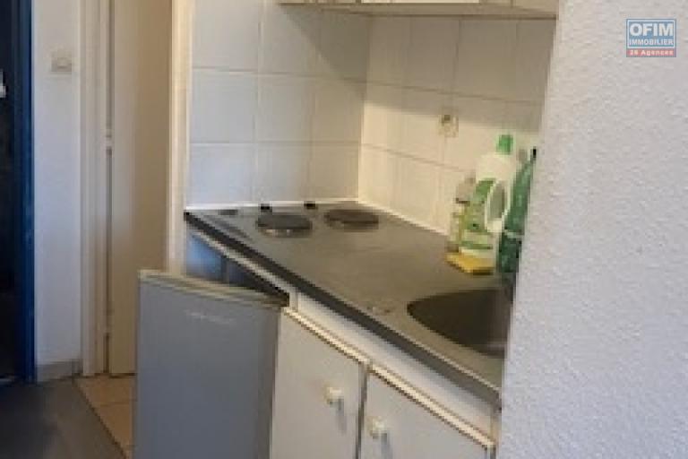 A louer F1 meublé sur la résidence Le Lauréat à Sainte Clotilde rue des Foucherolles. - cuisine