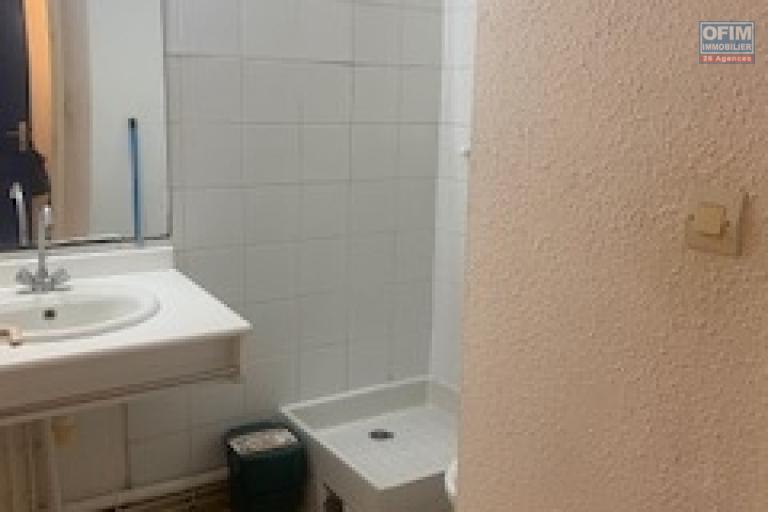 A louer F1 meublé sur la résidence Le Lauréat à Sainte Clotilde rue des Foucherolles. - salle d'eau wc