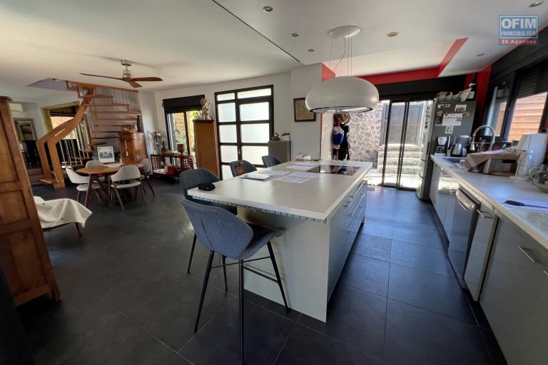 Jolie maison de 2015 de type F4 en R+1, 275 m2 utiles, piscine, vue mer, deux varangues, vide sanitaire...