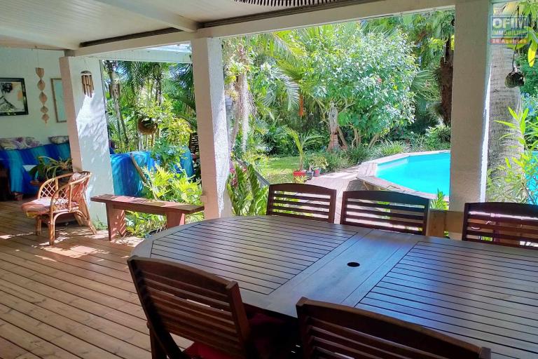 Charmante villa F6 de plain pieds avec piscine et jardin exotique de 953 m2 - Les Avirons -