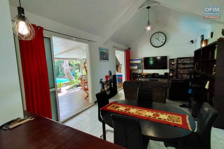 Charmante villa F6 de plain pieds avec piscine et jardin exotique de 953 m2 - Les Avirons -