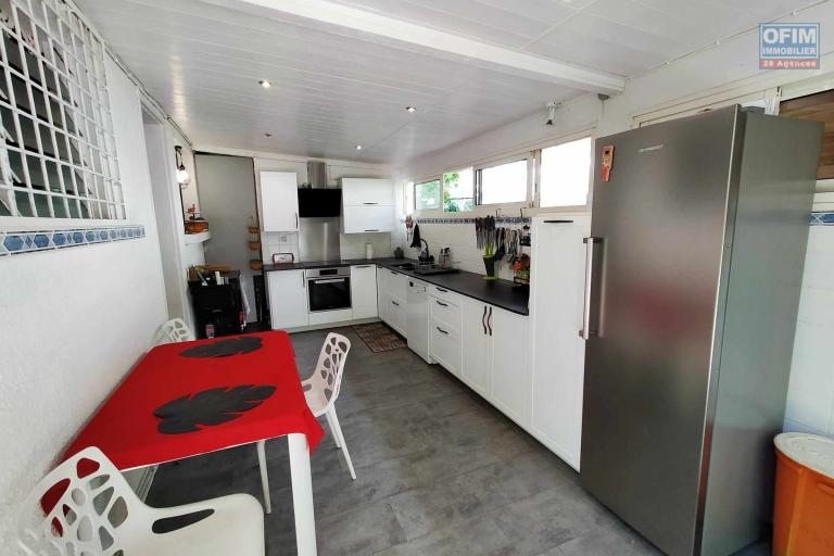 Charmante villa F6 de plain pieds avec piscine et jardin exotique de 953 m2 - Les Avirons -