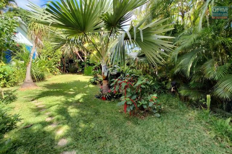 Charmante villa F6 de plain pieds avec piscine et jardin exotique de 953 m2 - Les Avirons -