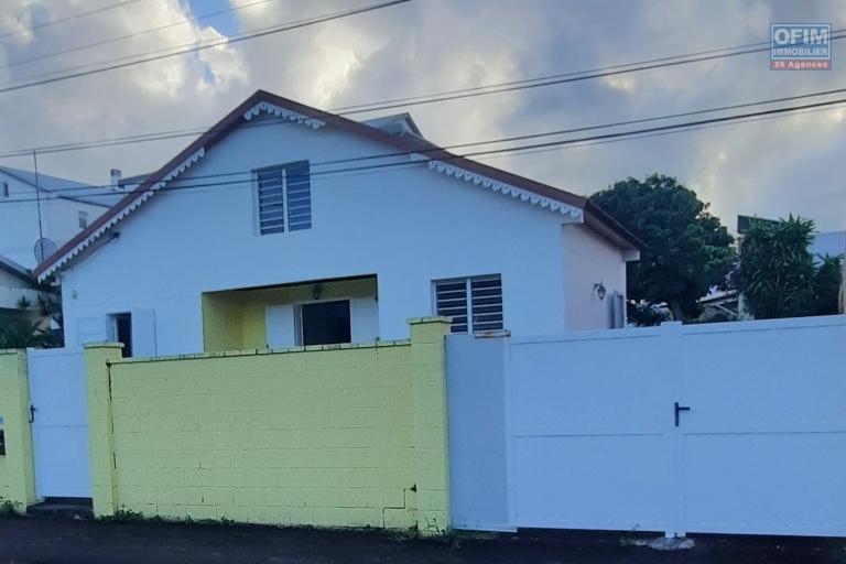 GRANDE MAISON AVEC 2 CHAMBRES EN BAS, GRANDE MEZZANINE AMÉNAGEABLE, JARDIN
