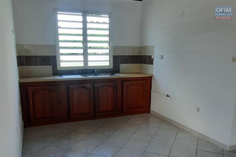 GRANDE MAISON AVEC 2 CHAMBRES EN BAS, GRANDE MEZZANINE AMÉNAGEABLE, JARDIN