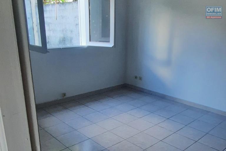 GRANDE MAISON AVEC 2 CHAMBRES EN BAS, GRANDE MEZZANINE AMÉNAGEABLE, JARDIN