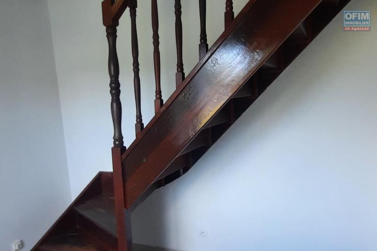GRANDE MAISON AVEC 2 CHAMBRES EN BAS, GRANDE MEZZANINE AMÉNAGEABLE, JARDIN