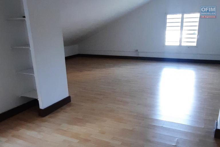 GRANDE MAISON AVEC 2 CHAMBRES EN BAS, GRANDE MEZZANINE AMÉNAGEABLE, JARDIN