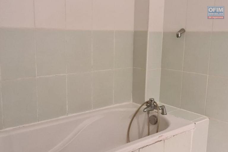 A vendre magnifique appartement de type F3 d'environ 70 m² dans résidence avec piscine au Tampon 14 éme
