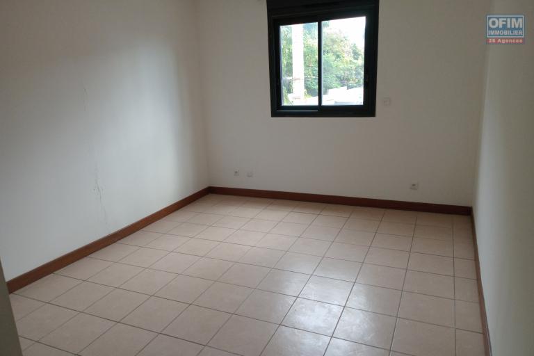 A VENDRE APPARTEMENT F3 DE 81 M2 AU CENTRE VILLE DE LA POSSESSION