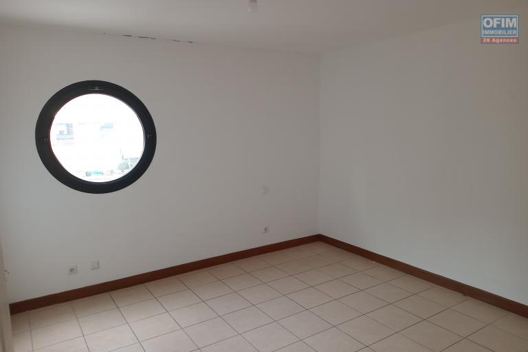 A VENDRE APPARTEMENT F3 DE 81 M2 AU CENTRE VILLE DE LA POSSESSION