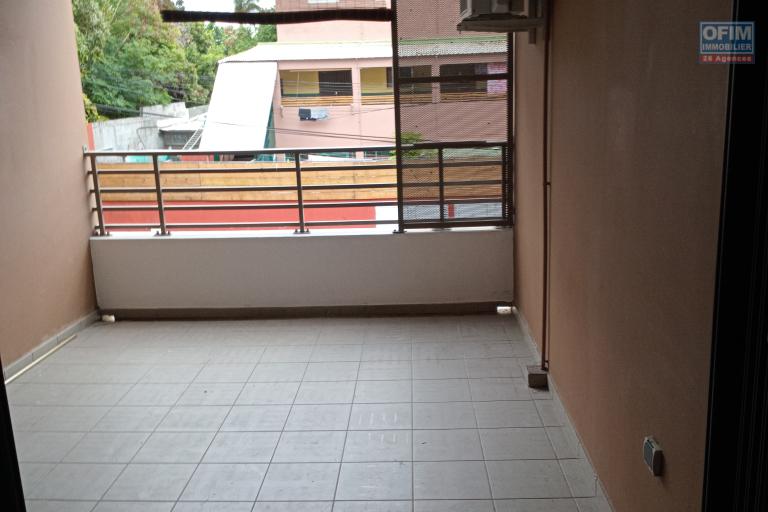 A VENDRE APPARTEMENT F3 DE 81 M2 AU CENTRE VILLE DE LA POSSESSION