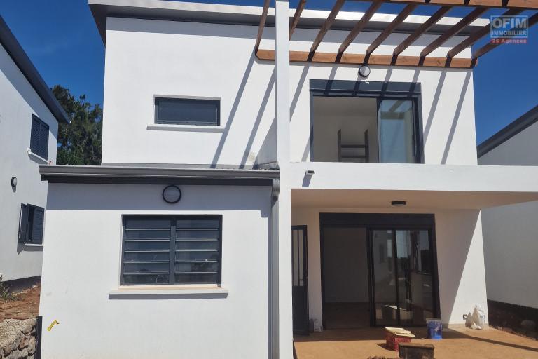 A vendre belle villa de type 4 de 114 m2 à la possession avec vue mer .