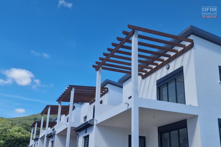A vendre belle villa de type 4 de 114 m2 à la possession avec vue mer .