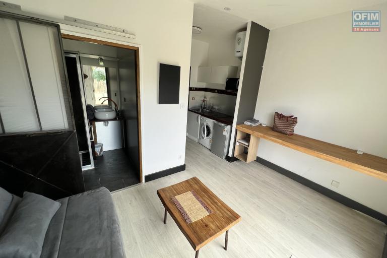 A louer studio meublé à proximité immédiate de la clinique Ste Clotilde avec parking et terrasse - Résidence les Colonies