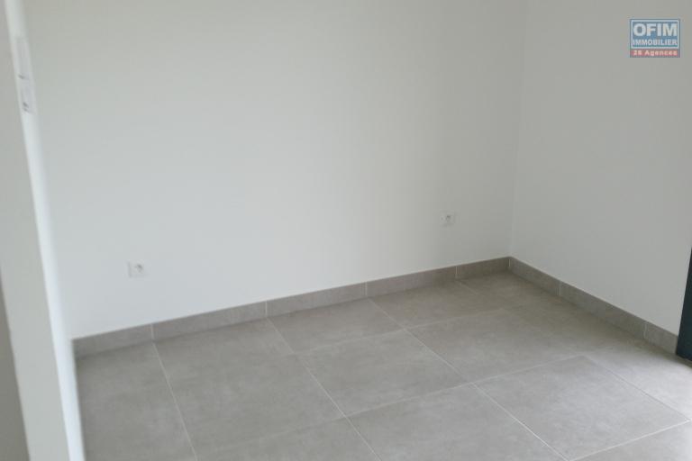 A LOUER APPARTEMENT F3 DE 70 M2 HABITABLE EN REZ DE JARDIN A LA SALINE LES HAUTS