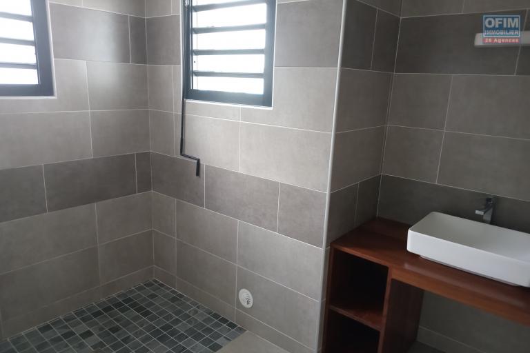 A LOUER APPARTEMENT F3 DE 70 M2 HABITABLE EN REZ DE JARDIN A LA SALINE LES HAUTS