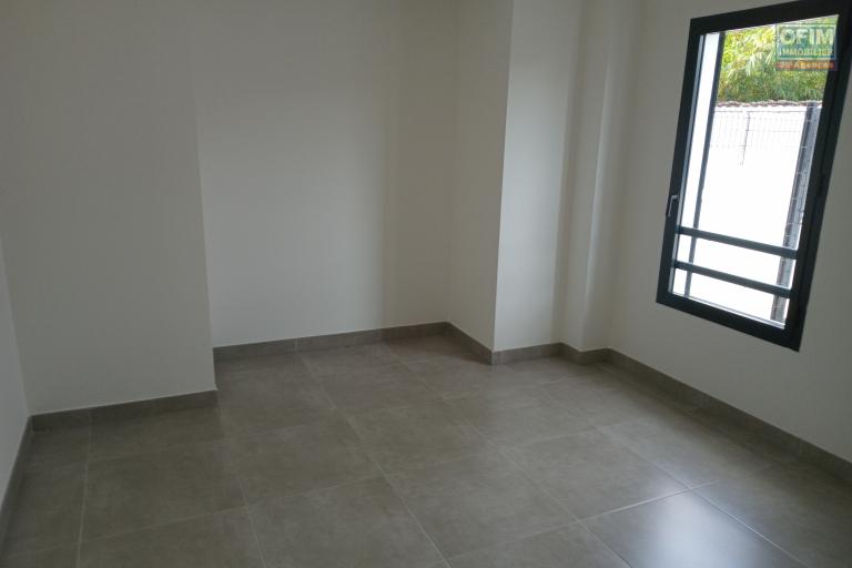 A LOUER APPARTEMENT F3 DE 70 M2 HABITABLE EN REZ DE JARDIN A LA SALINE LES HAUTS