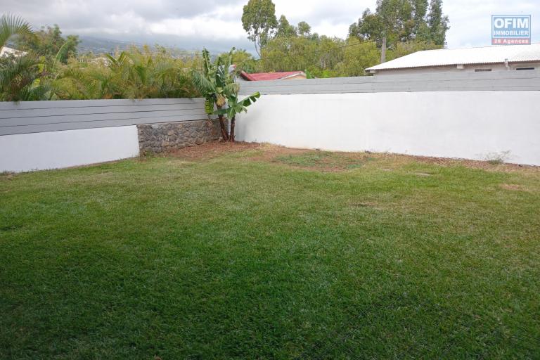 A LOUER APPARTEMENT F3 DE 70 M2 HABITABLE EN REZ DE JARDIN A LA SALINE LES HAUTS
