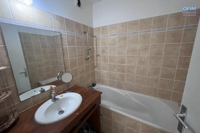 A louer appartement meublé avec jardin, parking, piscine, salle de sport et hammam, à Saint Denis - résidence Clos des Z'évis