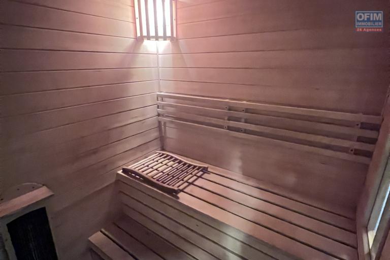 A louer appartement meublé avec jardin, parking, piscine, salle de sport et hammam, à Saint Denis - résidence Clos des Z'évis