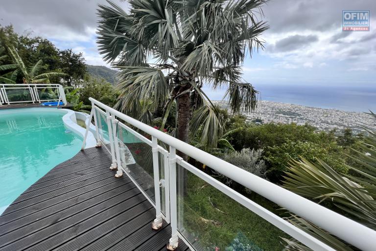 A louer grande villa F5 avec piscine, vue panoramique, jardin, parking pour 4 voitures à Bellepierre, proche CHU