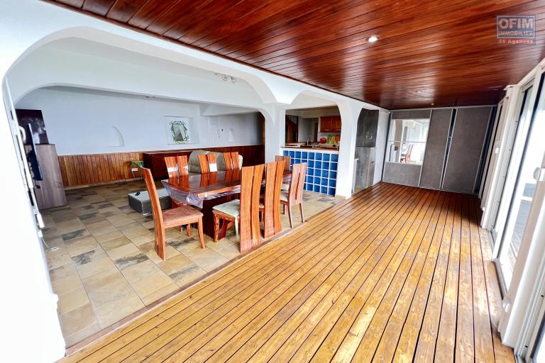 A louer grande villa F5 avec piscine, vue panoramique, jardin, parking pour 4 voitures à Bellepierre, proche CHU