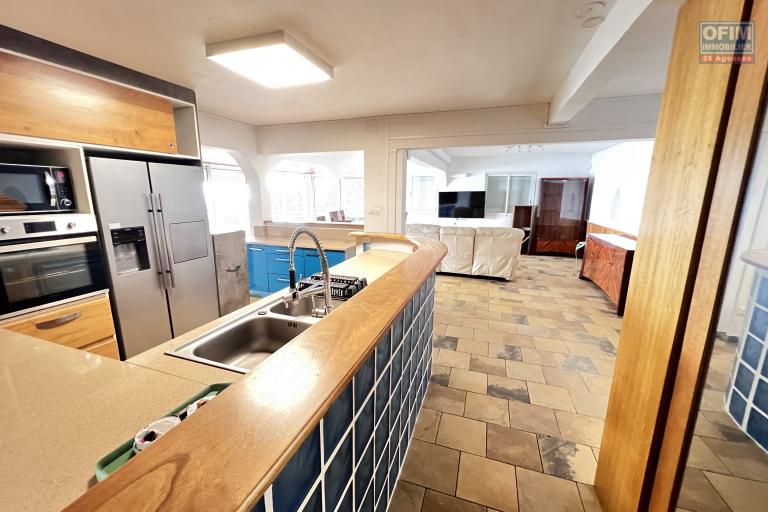 A louer grande villa F5 avec piscine, vue panoramique, jardin, parking pour 4 voitures à Bellepierre, proche CHU