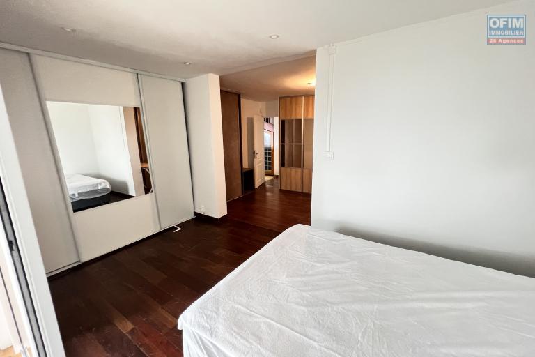 A louer grande villa F5 avec piscine, vue panoramique, jardin, parking pour 4 voitures à Bellepierre, proche CHU