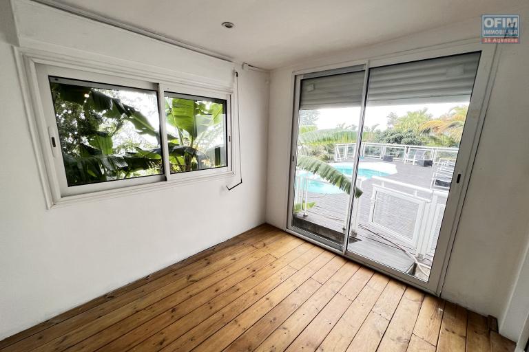 A louer grande villa F5 avec piscine, vue panoramique, jardin, parking pour 4 voitures à Bellepierre, proche CHU
