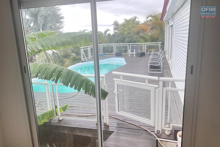 A louer grande villa F5 avec piscine, vue panoramique, jardin, parking pour 4 voitures à Bellepierre, proche CHU