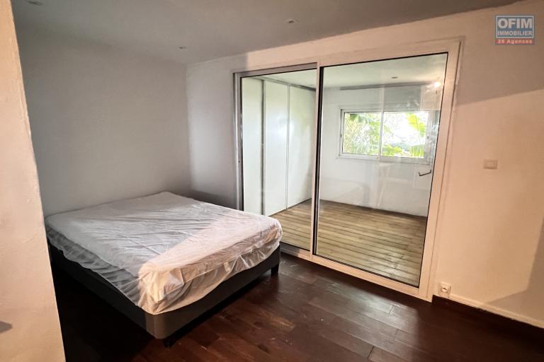A louer grande villa F5 avec piscine, vue panoramique, jardin, parking pour 4 voitures à Bellepierre, proche CHU