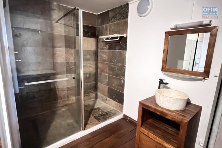 A louer grande villa F5 avec piscine, vue panoramique, jardin, parking pour 4 voitures à Bellepierre, proche CHU