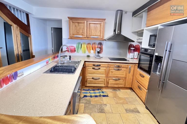 A louer grande villa F5 avec piscine, vue panoramique, jardin, parking pour 4 voitures à Bellepierre, proche CHU