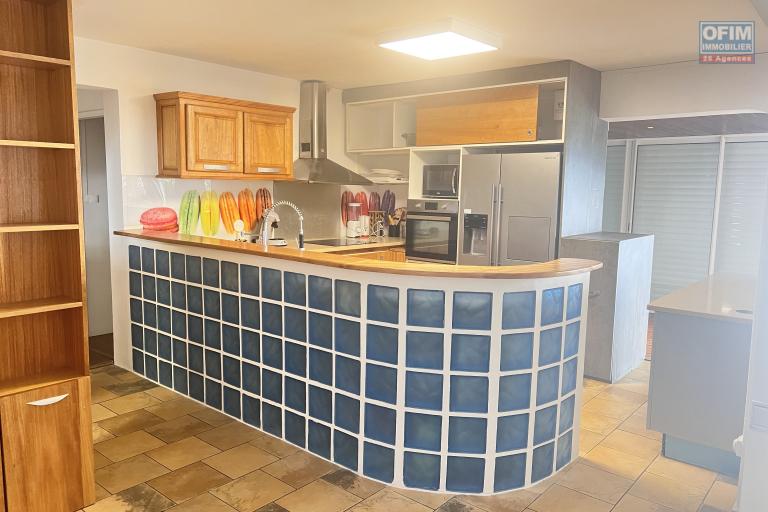 A louer grande villa F5 avec piscine, vue panoramique, jardin, parking pour 4 voitures à Bellepierre, proche CHU