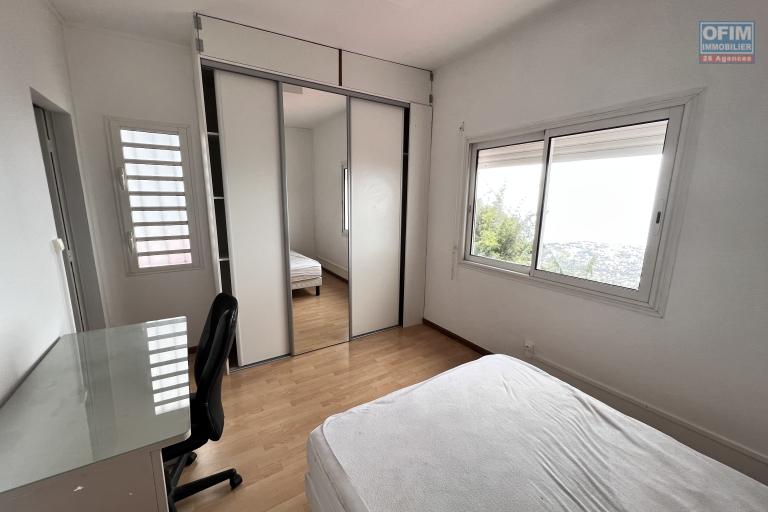 A louer grande villa F5 avec piscine, vue panoramique, jardin, parking pour 4 voitures à Bellepierre, proche CHU
