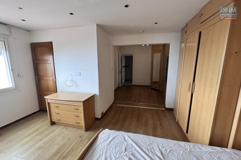 A louer grande villa F5 avec piscine, vue panoramique, jardin, parking pour 4 voitures à Bellepierre, proche CHU